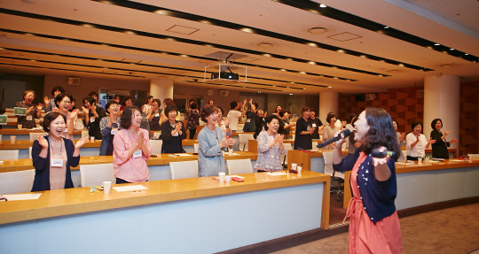 SK이노베이션은 27일부터 1박 2일 일정으로 서울 광진구 워커힐 호텔에서 독거노인 생활 관리사 40명을 대상으로 '마음행복 힐링캠프'를 실시했다고 28일 밝혔다. 힐링캠프에 참가한 독거노인 생활 관리사들이 웃음 치료를 받고 있다. < SK이노베이션 제공